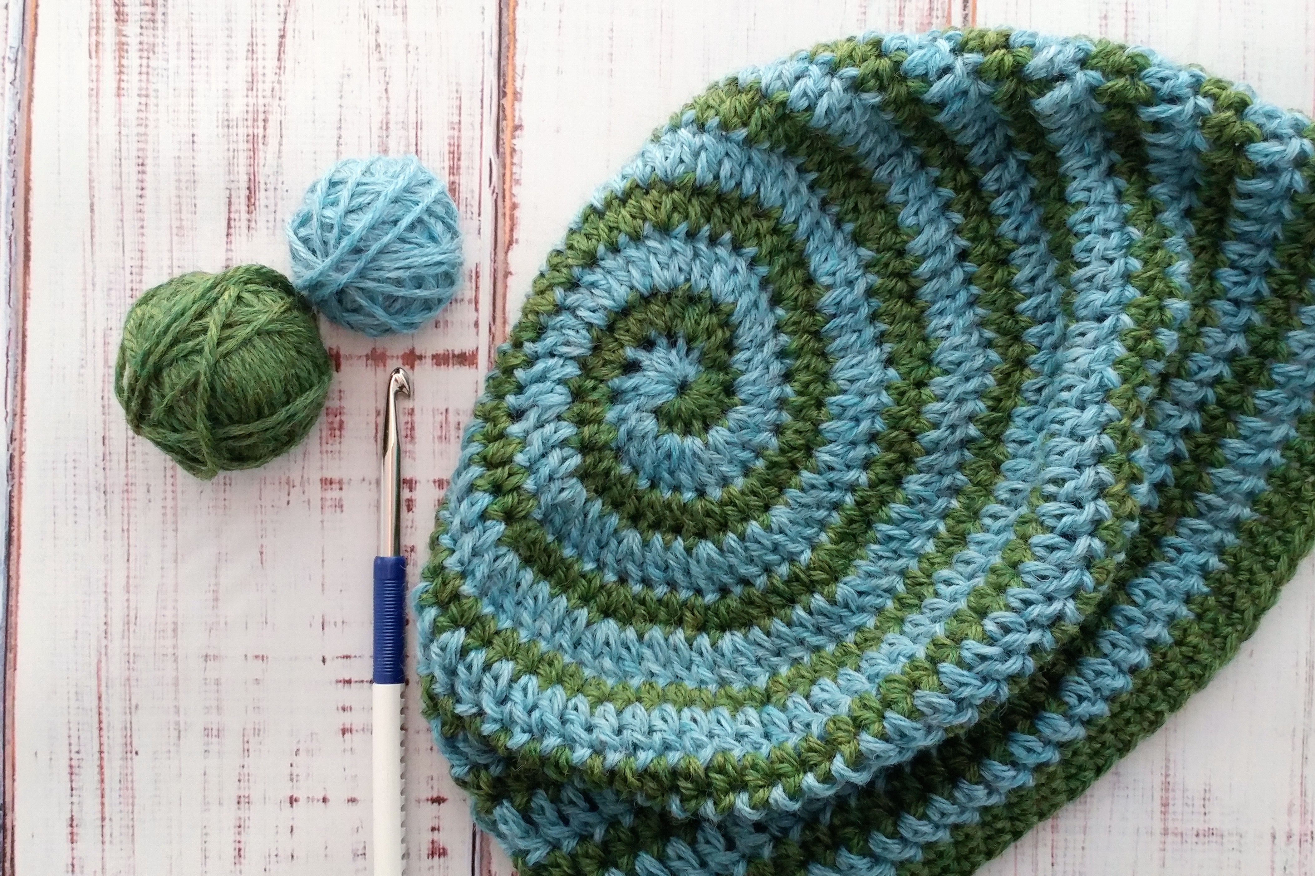 Crochet hat with 2-color spiral